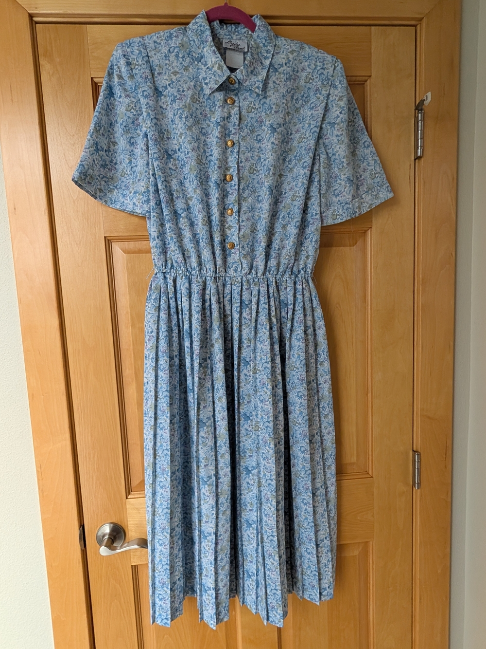 Vintage Blue Floral Button-Front Midi Dress with Gathered Waist